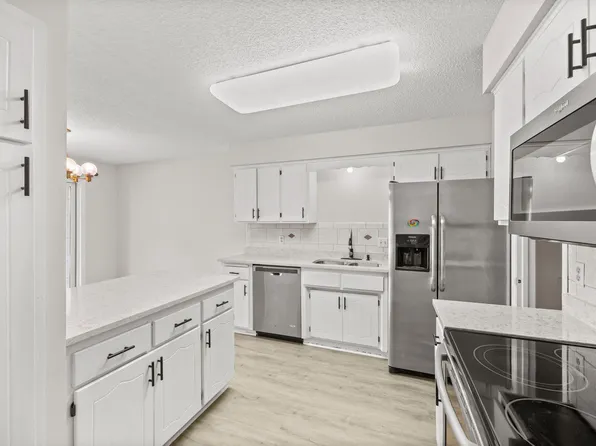 1049 Greenhaven Dr, Vadnais Heights, MN 55127