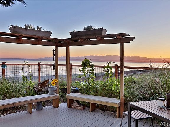 Plenty of deck space for entertaining!