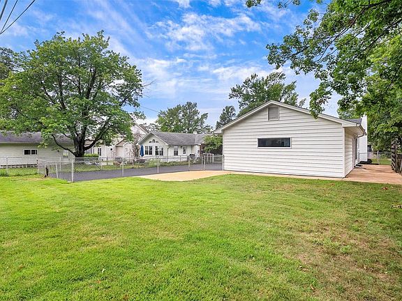 3rd image of 708 Huntwood Ln