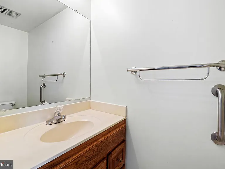 2 Chelmsford Ct — Photo 16
