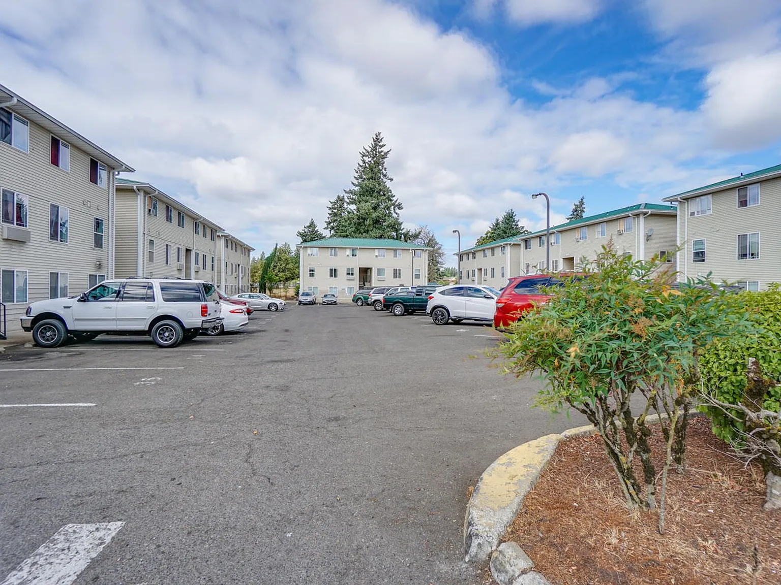 Beverly Rose Apartments — Photo 2