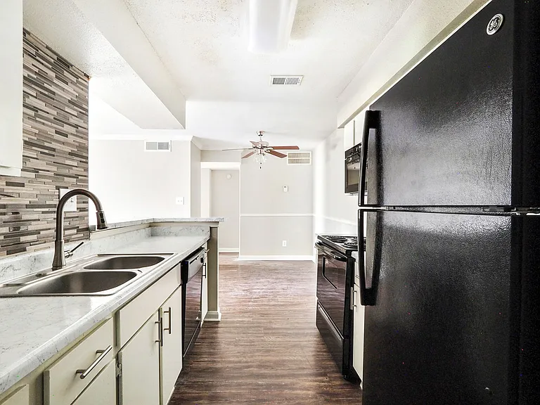 Cambridge Apartments — Photo 18
