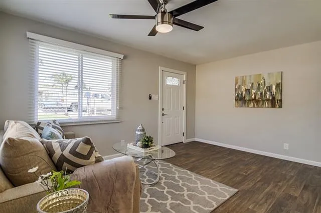 3 bed, 900 sqft, $3,495 — Photo 3