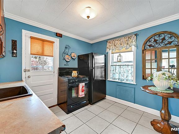 3rd image of 79 Forest Rd