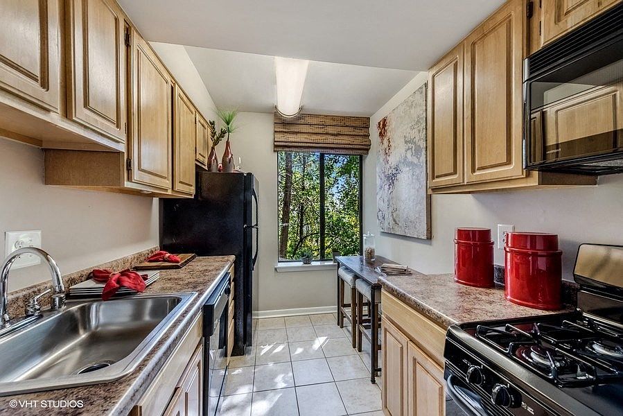 Fully Equipped Kitchens with Breakfast Nook