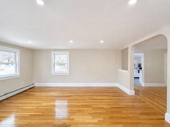 4th image of 28 Newton Ct