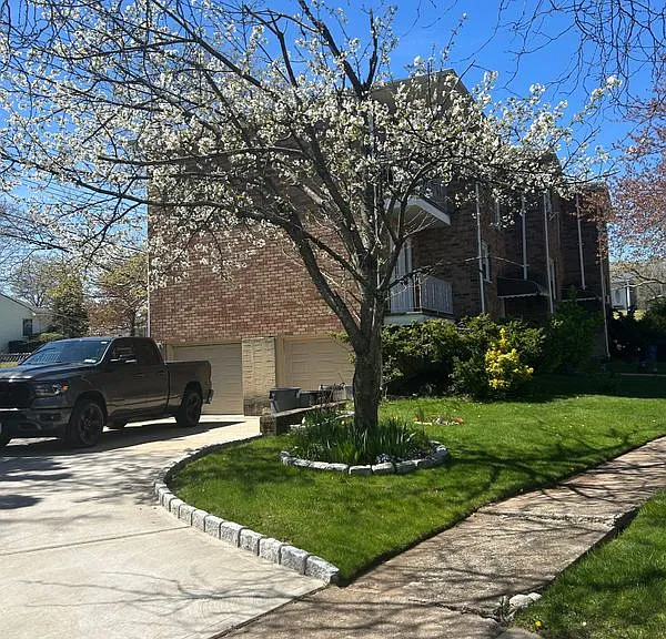 164 Beach Rd — Photo 2