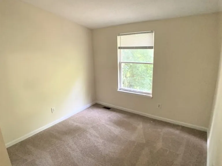 1806 Sara Ln — Photo 9