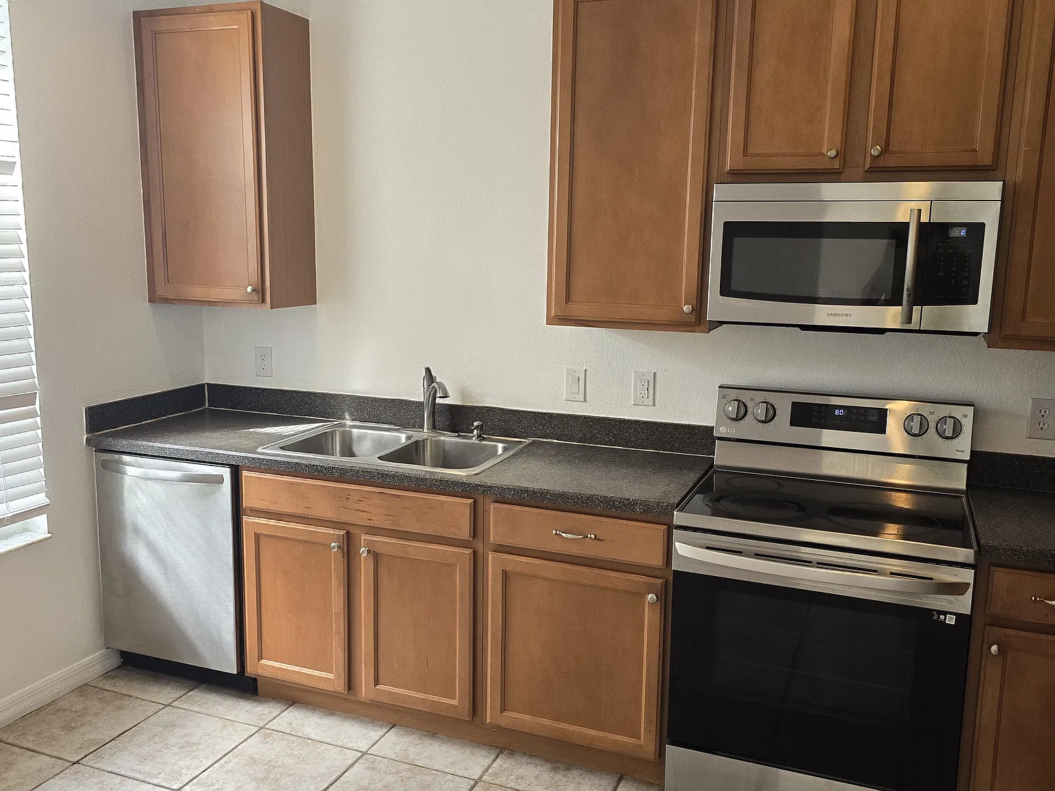 3 bed, 2.5 bath, 1375 sqft, $2,400 — Photo 4