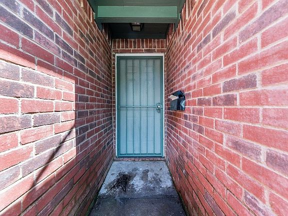 4th image of 2526 Exeter Ave