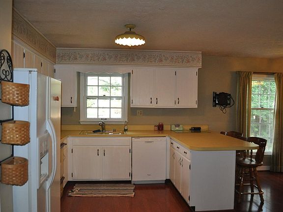 5th image of 227 Tinderwood Dr
