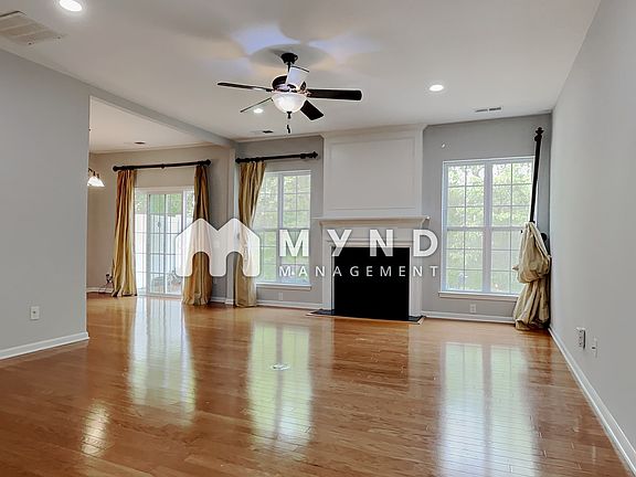 3rd image of 15528 Canmore St