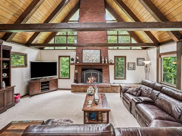 9706 Sylvan Dr, Janesville, IA 50647