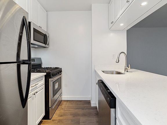 4th image of 1 Irving Pl APT U10e