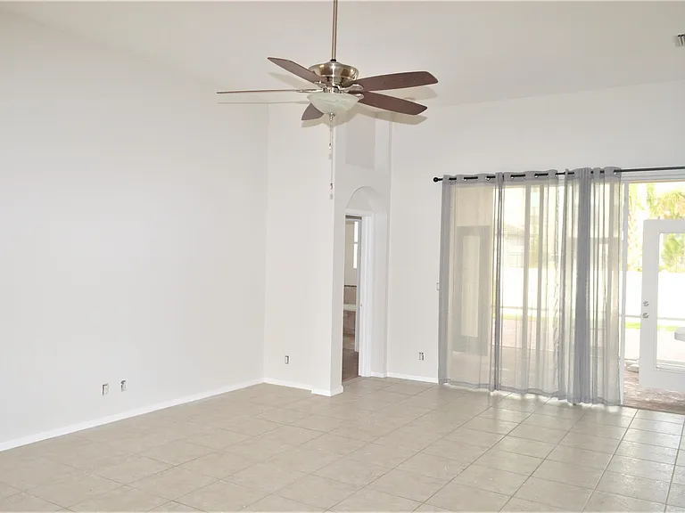 880 NW Waterlily Pl — Photo 2