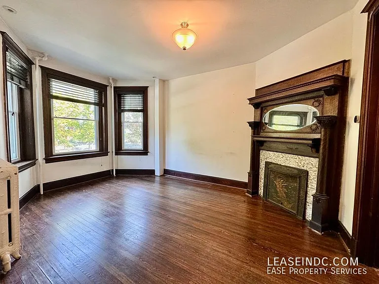 128 Adams St NW — Photo 4