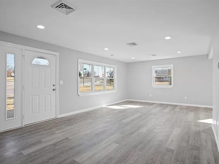 1040 N Highway 67 St — Photo 2