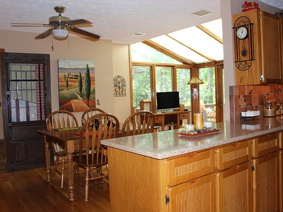 4th image of 872 Lakemont Dr