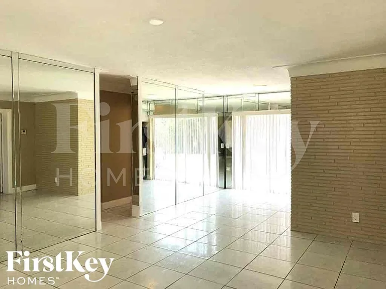 2840 SW 2nd Ct — Photo 4