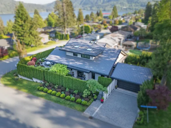 939 Friar Cres, North Vancouver, BC V7G 1M5