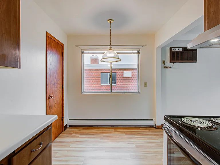 1900 Lexington Ave N — Photo 10