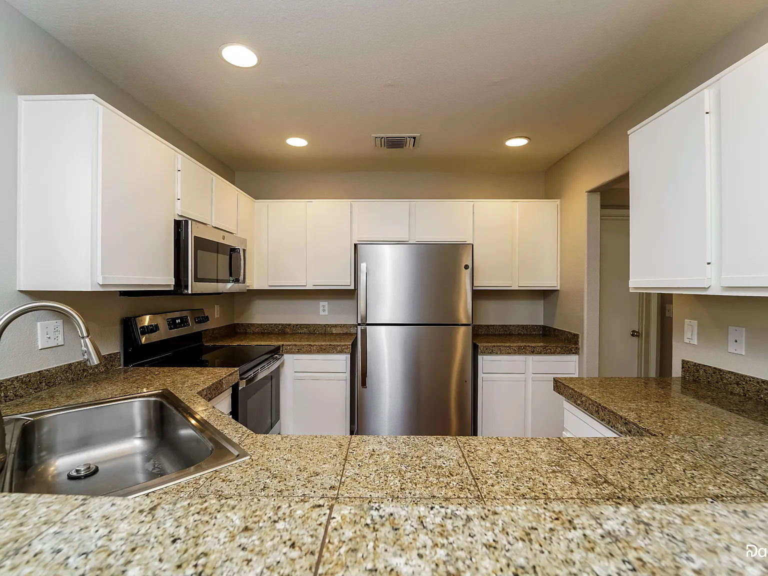 3 bed, 2.0 bath, 1278 sqft, $1,785 — Photo 3
