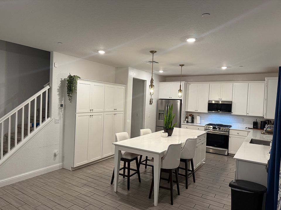 2nd image of 881 Blue Oak Ln W