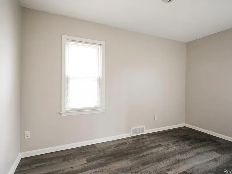 17136 Birchcrest Dr — Photo 4