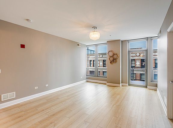 3rd image of 565 W Quincy St Unit 1008