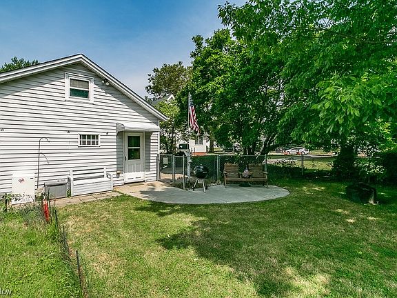3rd image of 360 E 324th St