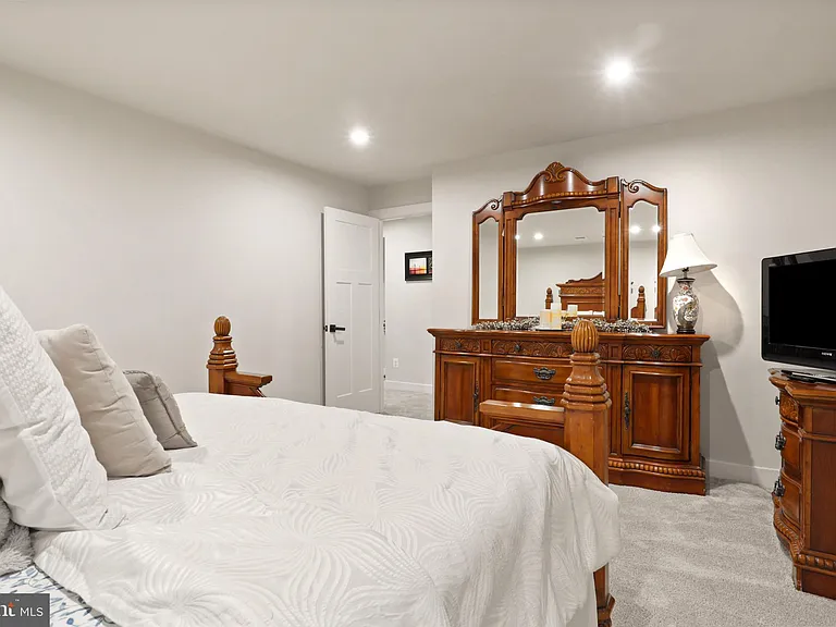 212 Southern View Dr — Photo 48