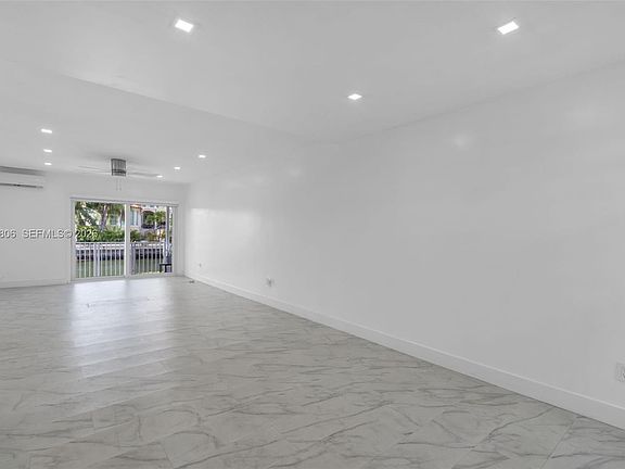 4th image of 2225 NE 123rd St APT 102