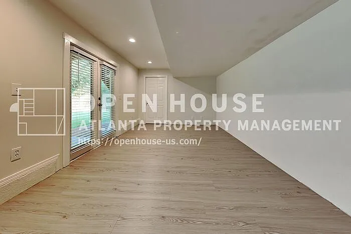 3 bed, 2.5 bath, 2893 sqft, $2,400 — Photo 4