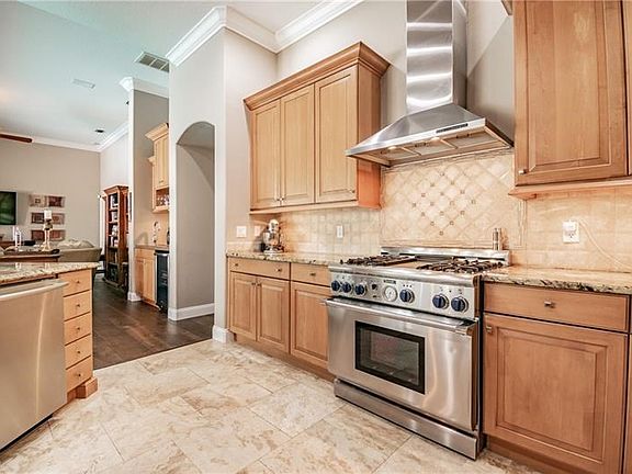 3rd image of 6427 Renwick Cir