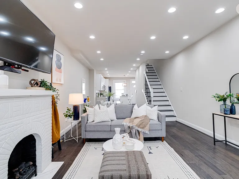 442 N Linwood Ave — Photo 2
