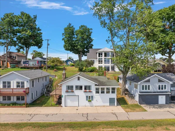 6444 Lakeshore Dr, Saranac, MI 48881