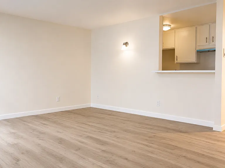 Charming Tudor-Style Apartments in Prime Sherman Oaks Location — Photo 5