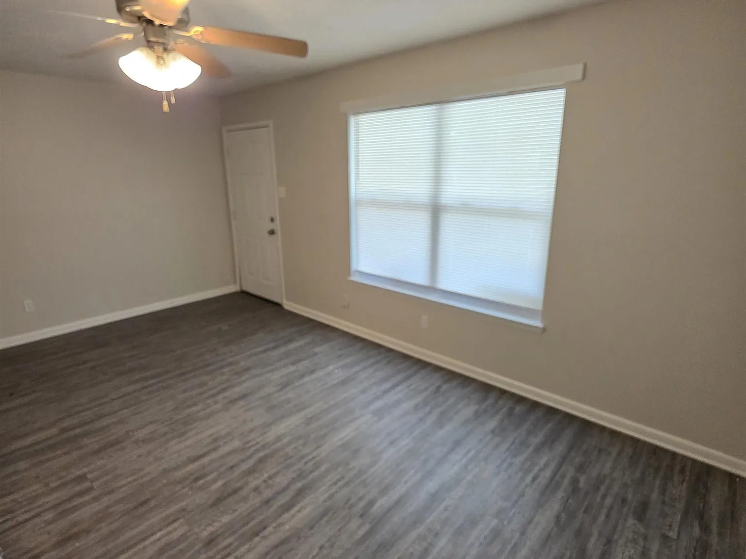 2 bed, 1.0 bath, 927 sqft, $825 — Photo 2