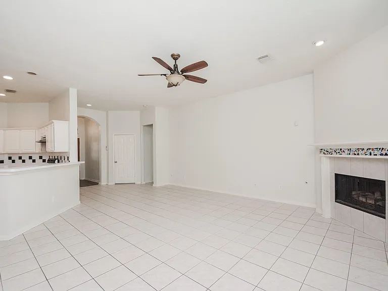 918 Tennyson Dr — Photo 9