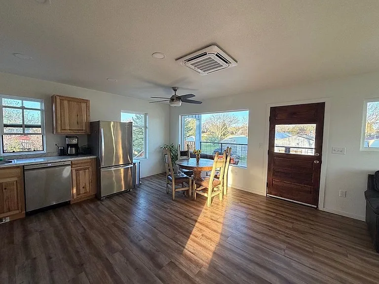 207 Fabrick St #B — Photo 5