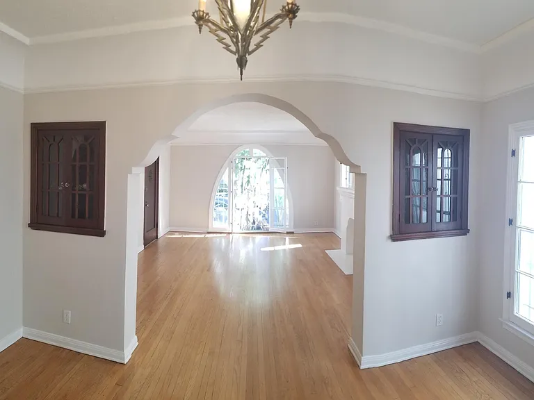 341 N Curson Ave — Photo 4