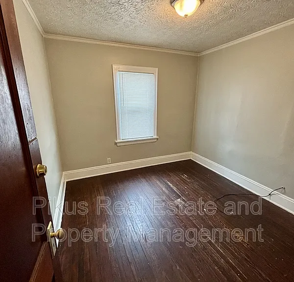 485 Crouse St — Photo 5