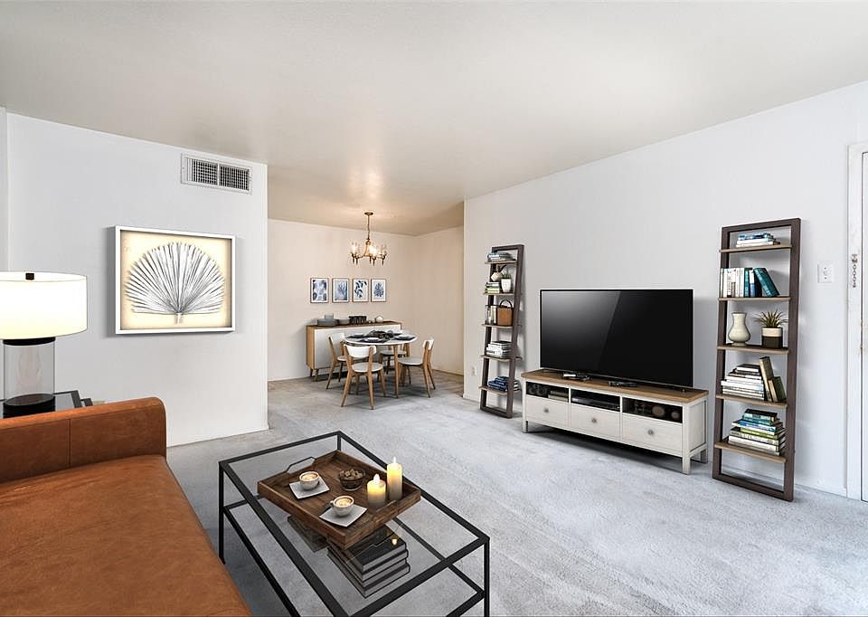 Don't miss this 2 bdrm condo in the Greenway Plaza area! (virtually staged)