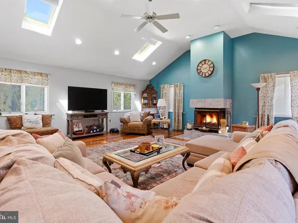 801 Hughes Dr, Hamilton, NJ 08690