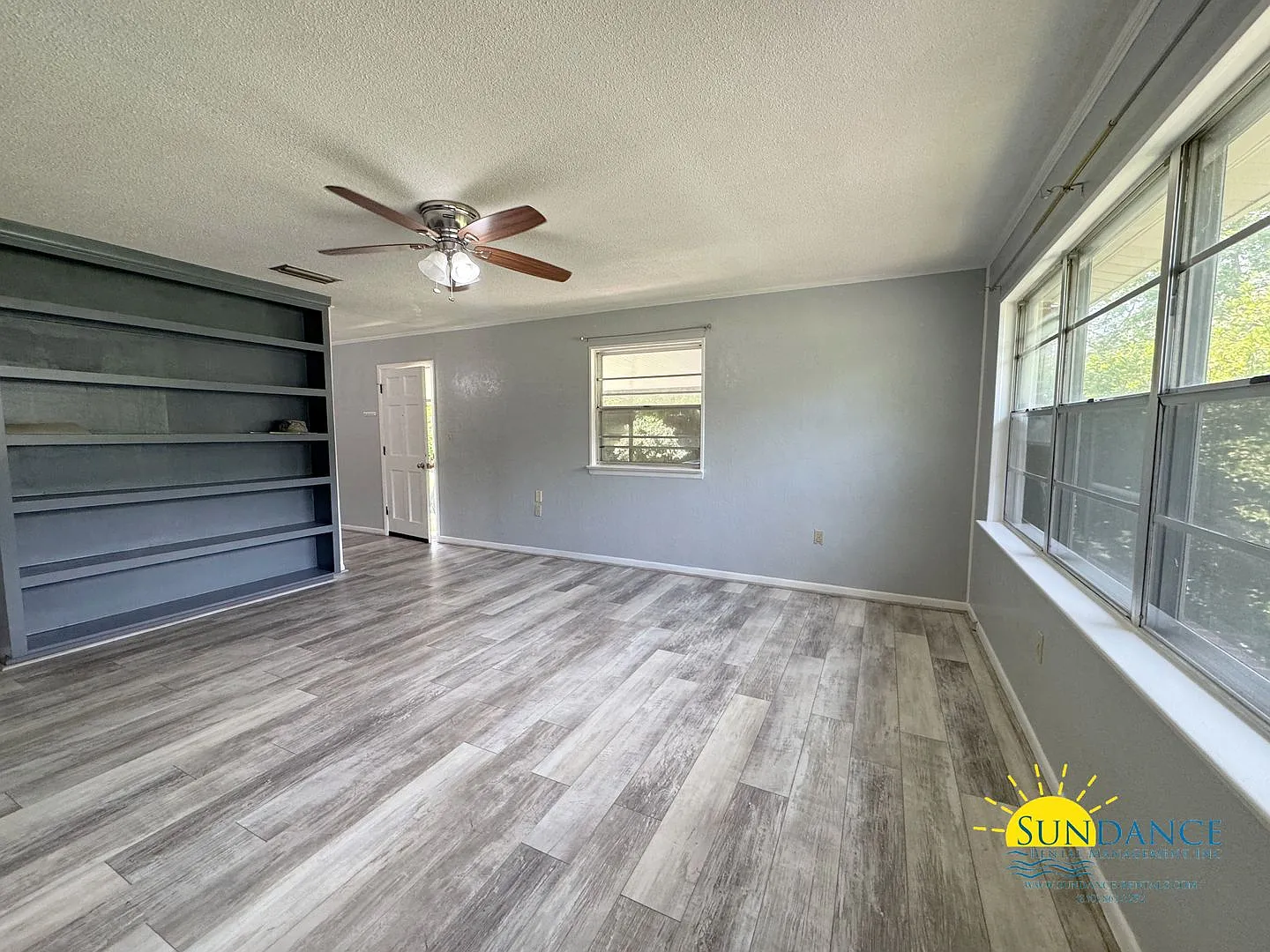 Cozy Fort Walton Beach home at the end of a quiet road, offering privacy and a spacious yard to e... — Photo 3