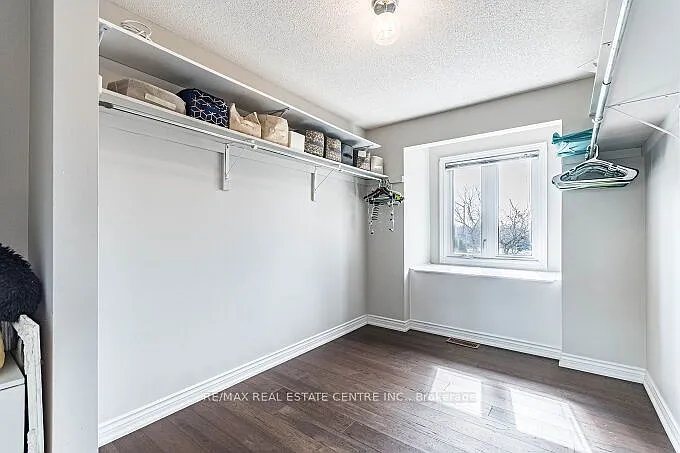 33 Strathroy Cres — Photo 38
