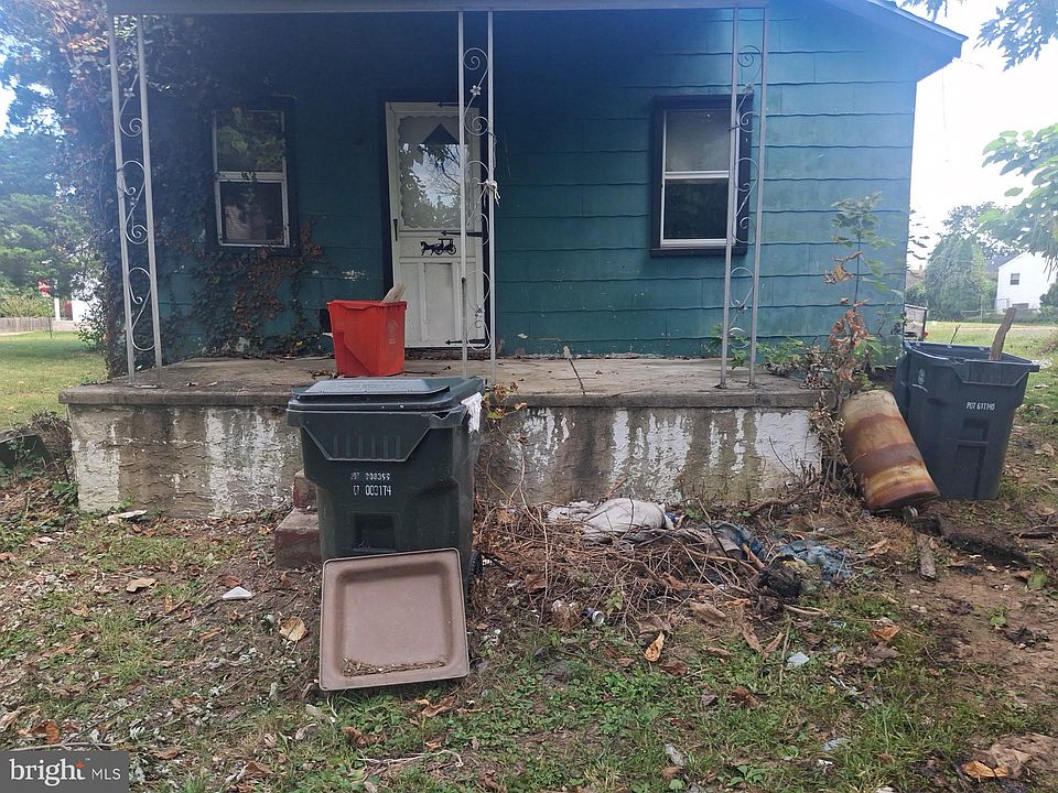 2nd image of 1650 Reservoir Ave