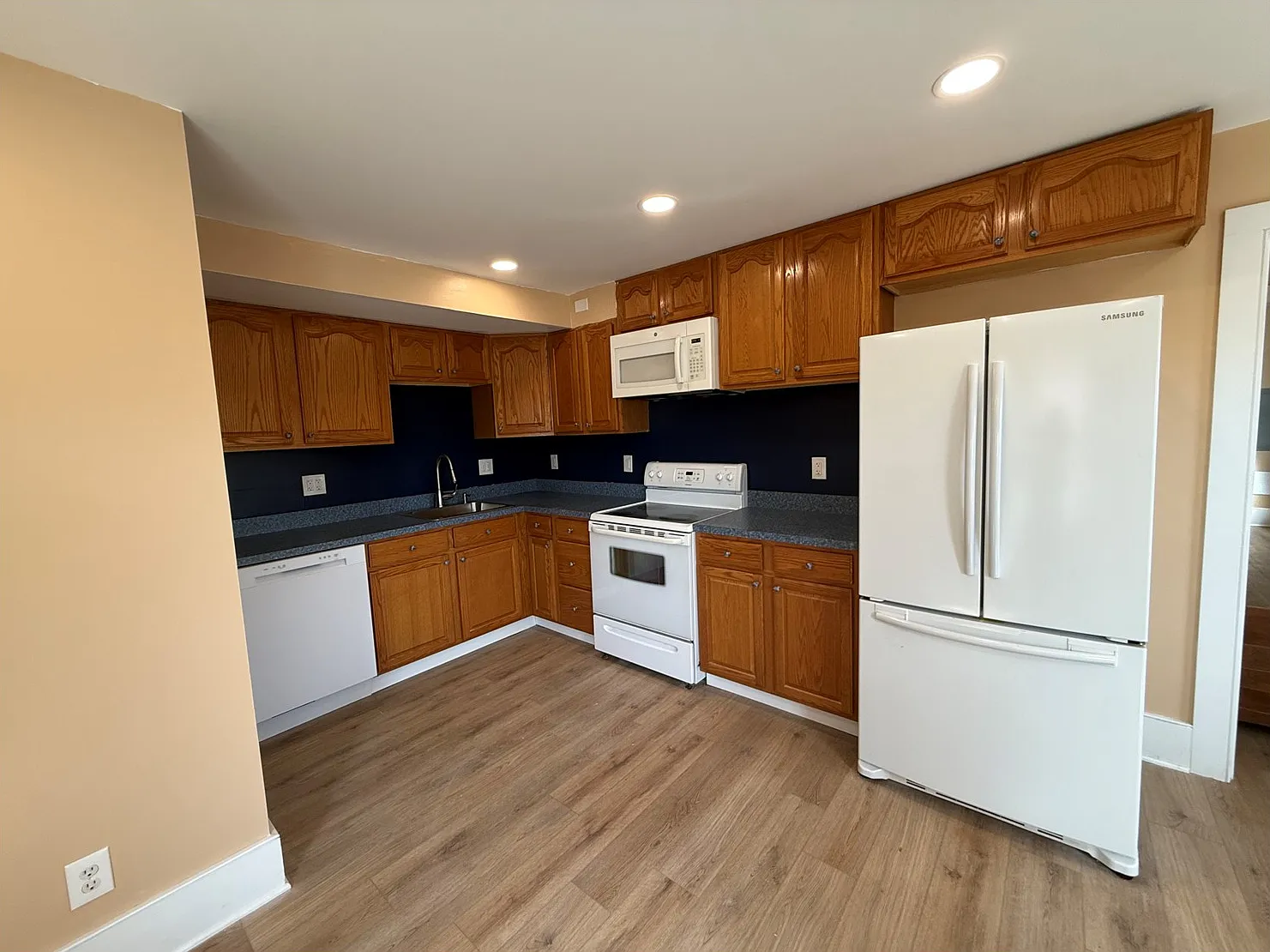 2 bed, 1.5 bath, 1400 sqft, $1,800 — Photo 3