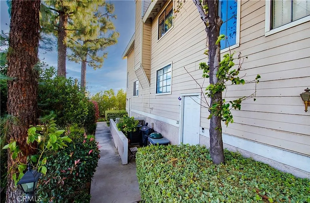 3 bed, 2.5 bath, 1224 sqft, $3,390 — Photo 1