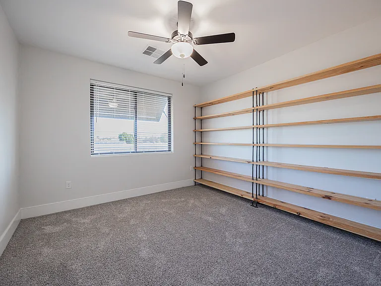 142 E Hearne Way — Photo 25